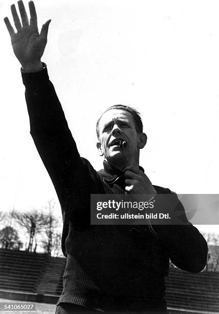 Sportler, Trainer Fussball D- beim Training mit der Trillerpfeife imMund hebt er den rechten Arm- 1938Fotografie von Hanns Hubmann