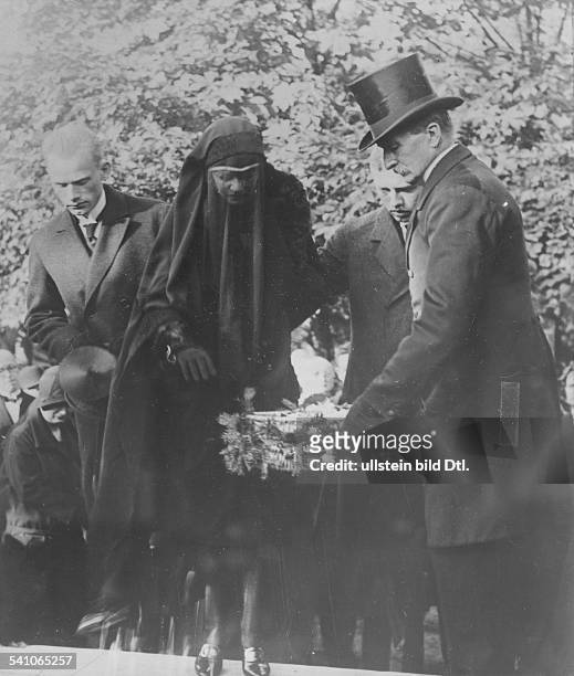 Politiker, DVP, DReichskanzler 1923Reichsaussenminister 1923-1929Frau Käthe Stresemann mit ihren Söhnen Wolfgang und Hans-Joachim am Grabe auf dem...