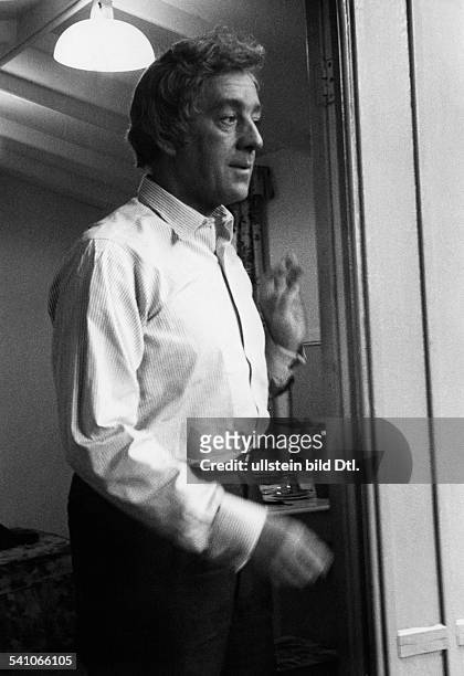 Guinness, Sir Alec *02.04..2000+Schauspieler, GB- in seiner Garderobe- 1962
