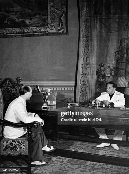 Ciano, Galeazzo Graf *18.03..1944+Politiker, I- im Arbeitszimmer seines Amtssitzes imPalazzo Chigi in Rom im Gespräch miteinem Besucher- wohl 1936