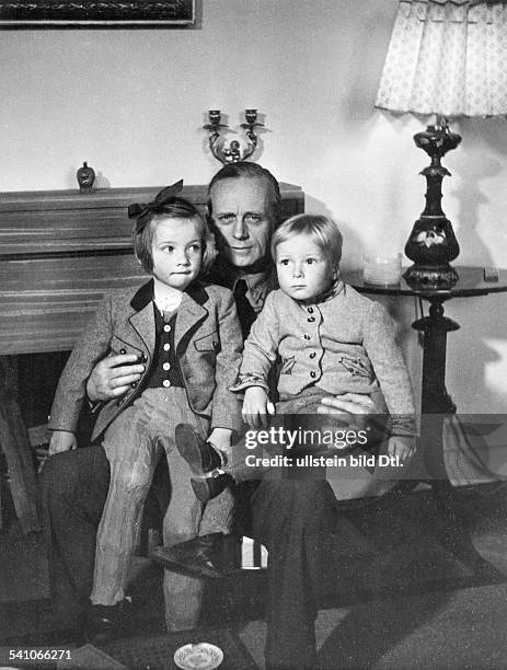 Ribbentrop, Joachim von*30.04.1893-16.101946+Politiker, D, NSDAPmit seinen Kindern Ursula und Adolf- 1938