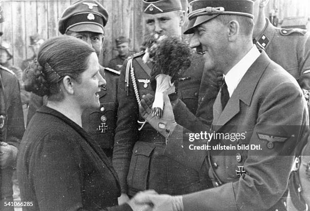 Politiker, NSDAP, D- im sog. Korridor im Gebiet zwischenTuchel und Graudenz imGespräch mit einer Volksdeutschen;dahinter ReichspressechefDr. Otto...