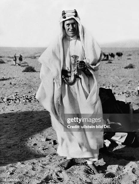 Lawrence, Thomas Edward *15.08.1888-+Archaeologist, Writer, Secret Agentfame as Lawrence of Arabia- Portrait as a Bedouin- Published in: 'B.Z.';...