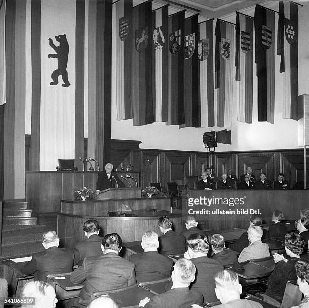 Heuss, Theodor *31.01.1884-+Politiker, BRD, FDPBundespräsident 1949-1959- spricht zu den Delegierten derWeltfrontkämpfertagung im...