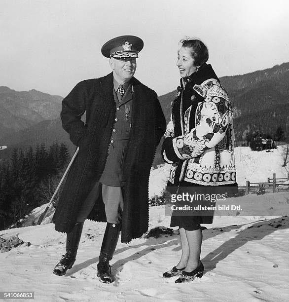 1946Offizier und Politiker, R- mit seiner Ehefrau Maria bei einemWinterspaziergang in der Umgebung vonPredeal in den Karpaten - veröffentlicht März...
