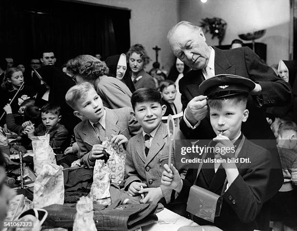 Adenauer, Konrad *05.01.1876-+Politiker, CDU, BRDAdenauer beschenkt Kinder imkatholischen Waisenhaus in Bonn
