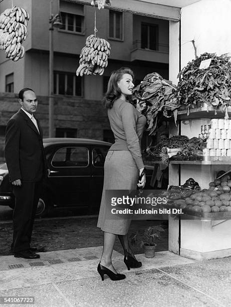 Loren, Sophia *- Schauspielerin, Italien- an einem Obst- und Gemuesestand in Rom- 1953