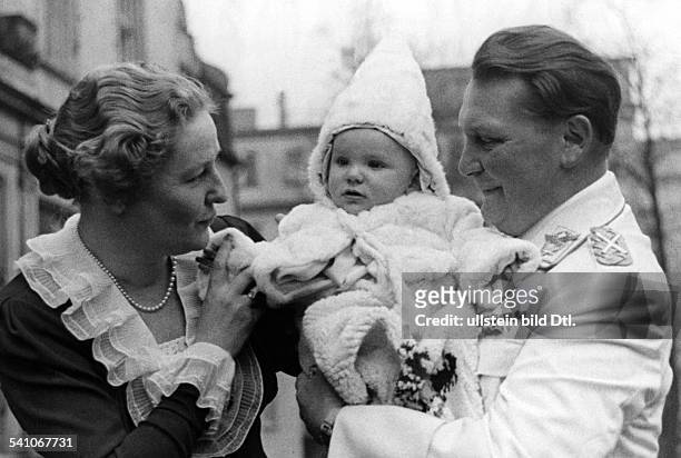 Goering, Hermann *12.01.1893-+Politiker, NSDAP, D- mit Ehefrau Emmy und Tochter Eddaan seinem Geburtstag