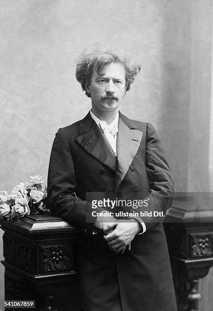 Paderewski , Ignacy - Pianist, Composer, Politician, Poland*18.11.1860-+- Half length- Photographer: J. Golcz- 1900