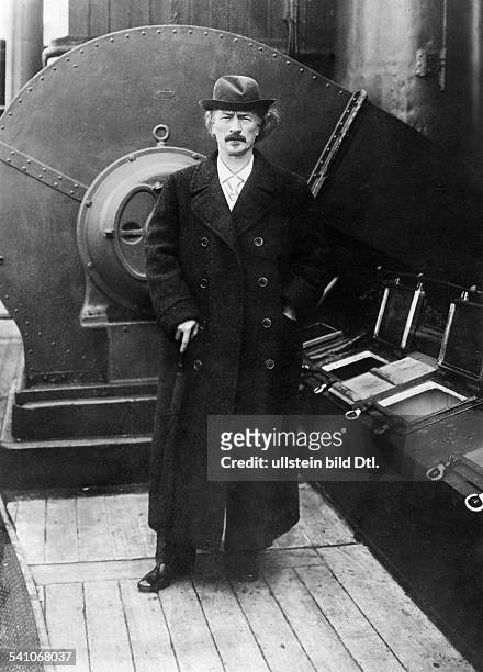 Paderewski, Ignacy *18.11.1860-+Pianist, Komponist, Politiker, Polen- Ganzkoerperaufnahme, im Mantel- undatiert