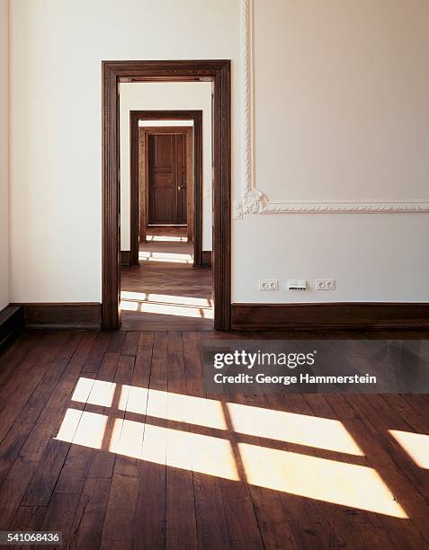 doorways - embrasure de porte photos et images de collection