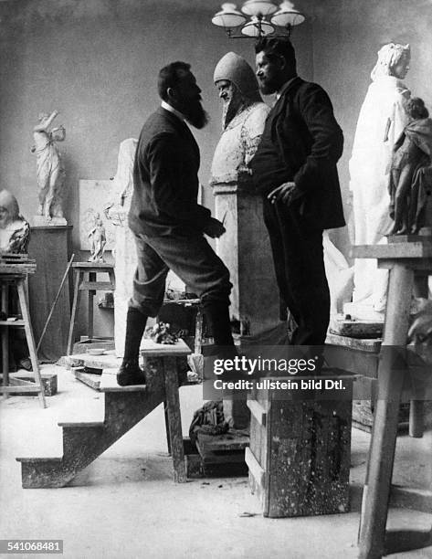 Heinrich Zille *10.01.1858-+Bildender Künstler, Zeichner, Fotograf, Dsteht Modell für den Ritter 'Wedigo von Plotho' im Atelier von Prof. August...