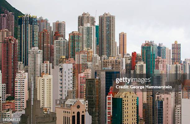 hong kong cityscape - china city skyline stock-fotos und bilder