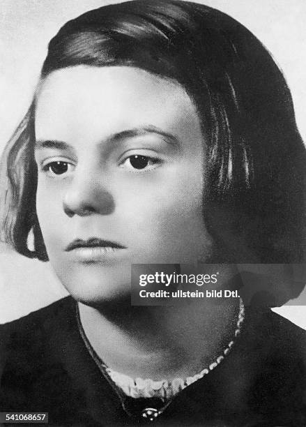 Scholl, Sophie - *-+ Student , D; member of the resistance-group 'White Rose' during III.Reich. Portrait ca. 1941