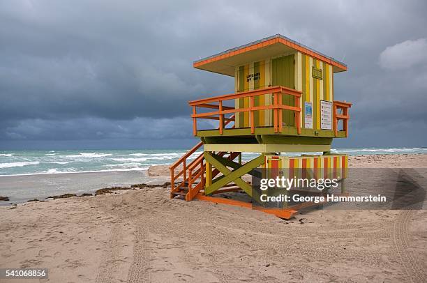 miami beach lifeguard station - lifeguard tower fotografías e imágenes de stock