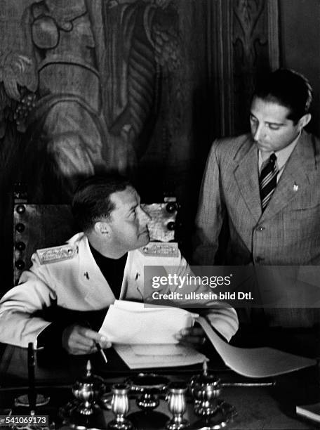 Ciano, Galeazzo Graf *18.03..1944+Politiker, I- im Arbeitszimmer seines Amtssitzes imPalazzo Chigi in Rom im Gespräch mitseinem stellvertretenden...