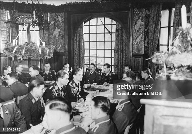 Politiker, NSDAP, D- bei dem an der Kanalküste stationiertenJagdgeschwader 'Schlageter' während derWeihnachtsfeier an der Kaffeetafel; rechtsneben...