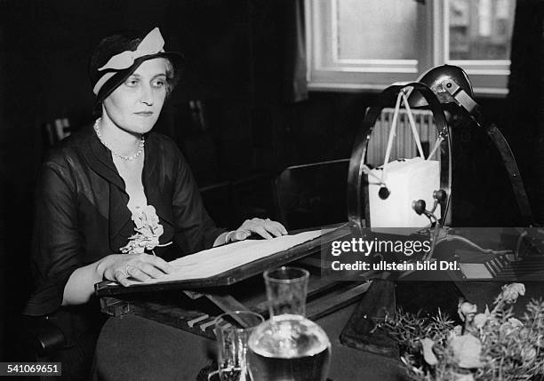 Goebbels, Magda *1901-1945+Ehefrau des NSDAP PolitikersJoseph Goebbelsbei einer Rundfunkansprache zumMuttertag.- 1933