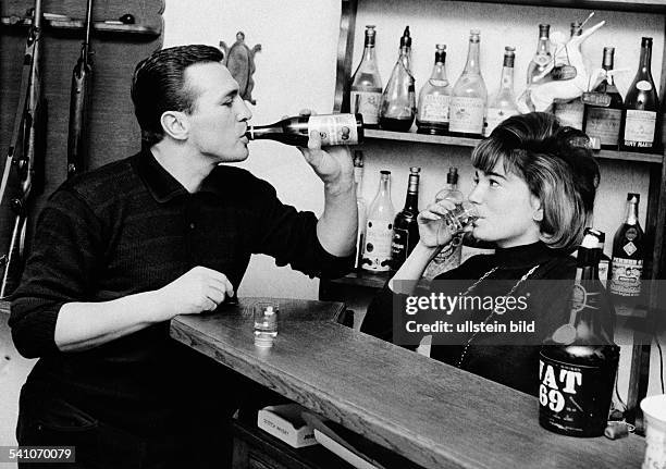 Scholz, Gustav 'Bubi' *-+Boxer, D- mit Ehefrau Helga an der Hausbar- 1964