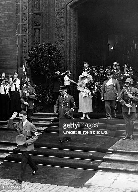 Goering, Hermann *12.01.1893-+Politiker, NSDAP, D- das Brautpaar vor dem Rathaus an derKönigstrasse in Berlin nach derstandesamtlichen Trauung; im...