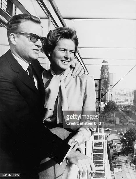 Schauspielerin; Schwedenmit Ehemann Lars Schmidt in Berlin; im Hintergrund die Gedächtniskirche- 1961