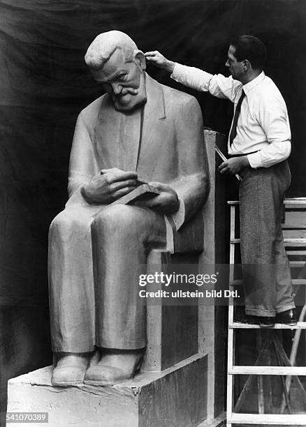 Heinrich Zille *10.01.1858-+Bildender Künstler, Zeichner, Fotograf, DDenkmal für Zille mit dem Bildhauer Paul Keutsch- 1930