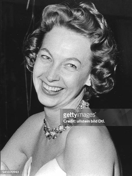 Brandt, Rut *-+Autorin, Norwegen2. Ehefrau von Willy Brandt- Portrait in Abendgarderobe, lacht- 1959