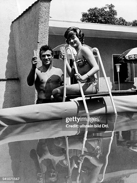 Scholz, Gustav 'Bubi' *-+Boxer, D- mit Ehefrau Helga am Swimming-Pool ihres Hauses- undatiert