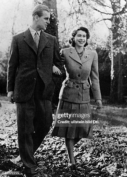 Elisabeth II. *-Koenigin von GB seit 1953- mit ihrem Ehemann Prinz Philip in den Flitterwochen in Broadlands Romsay