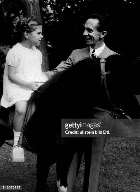 Goebbels, Joseph*29.10.1897-+Politiker, NSDAP, Dmit Tochter Helga, die auf einem Pony sitzt- Erschienen: Gruene Post 43/1937- Aufnahme:...