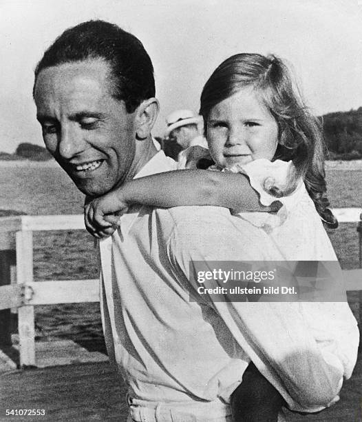 Politiker, NSDAP, D- mit Tochter Helga während eines Urlaubsauf der Seebrücke des mecklenburgischenOstseebades Heiligendamm- 1935