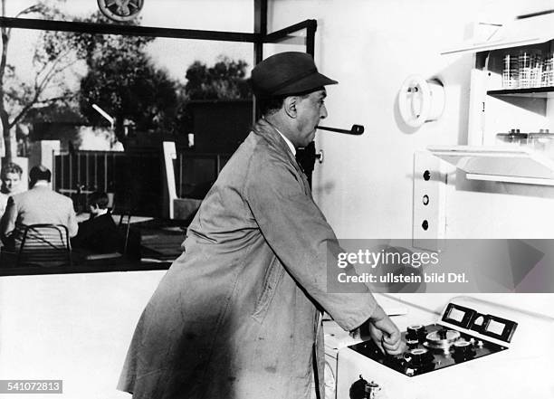 Tati, Jacques - Screenwriter, Actor, Director, France - *09.10..1982+ Scene from the movie 'Mon oncle'' Directed by: Jacques Tati France 1958...