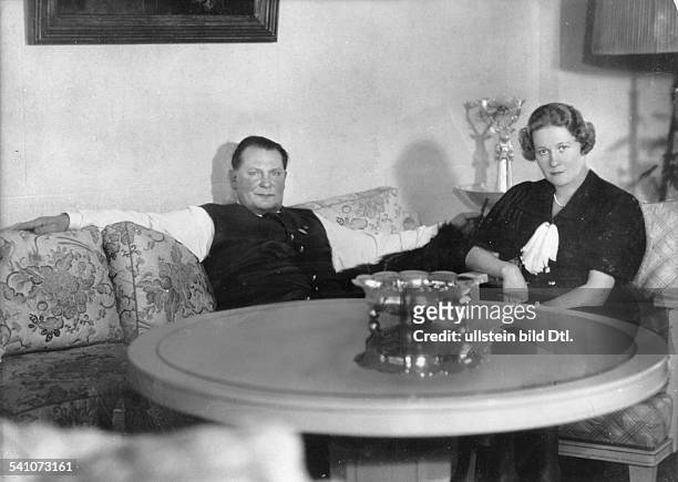 1946Politiker, NSDAP, D- mit seiner Ehefrau Emmy in Carinhallin der Schorfheide bei Berlin- veröffentlicht anlässlichvon Görings bevorstehendem...