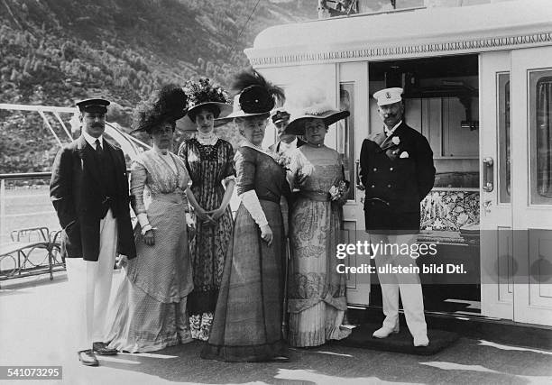 1941Deutscher Kaiser 1888 - 1918König von PreussenNordlandreise 1910:Wilhelm II. Bei Odda im Hardangerfjordan Bord seiner Yacht ' Hohenzollern...