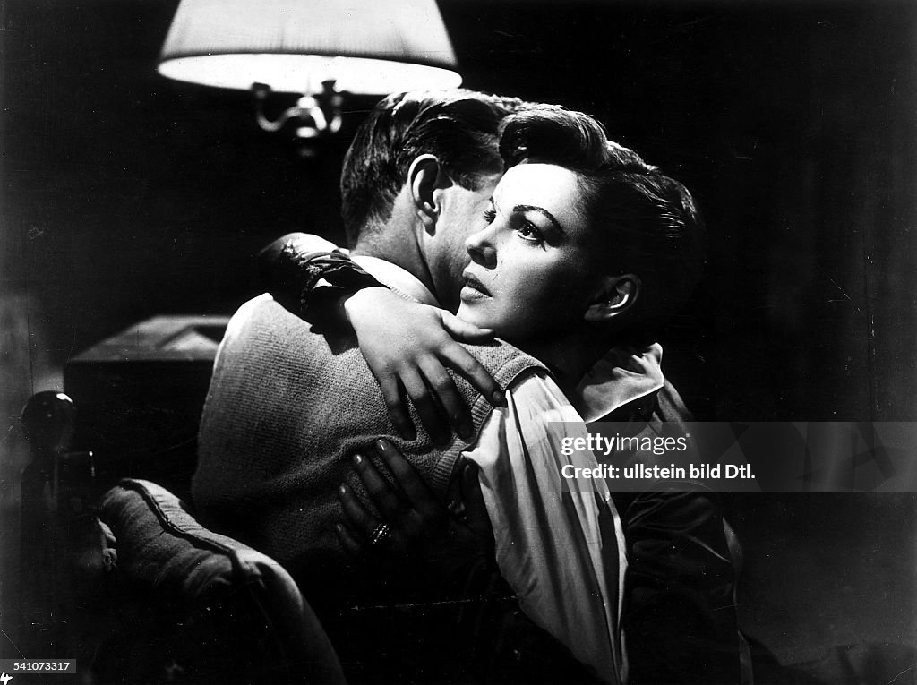 Mason, James - Actor, Great Britain - *15.05.1909-27.07.1984+ Scene from the movie 'A Star Is Born'' with Judy Garland Directed by: George Cukor USA 1954 Produced by: Warner Bros. Pictures Vintage property of ullstein bild