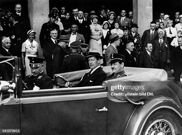 1950Dr.jur., Politiker, D- nach der Eröffnung der Ostmesse inKönigsberg bei der Abfahrt vomMessegelände; rechts neben Schmitt:Gauleiter und...