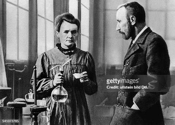Polish-French physicist Marie Curie working in a laboratory with her husband, Pierre, 1896. Curie, Marie *07.11.1867-+Wissenschaftlerin, Physikerin,...