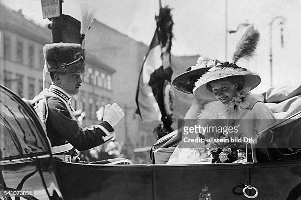1953Herzog 1913 - 1918- mit seiner Braut Prinzessin ViktoriaLuise von Preussen in der Kutsche- Foto: Robert Sennecke