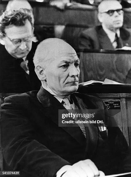 Adolf Hennecke *-+Bergmann, Aktivist DDR- als Abgeordneter bei der 31. Sitzung der Volkskammer im Januar - 1958