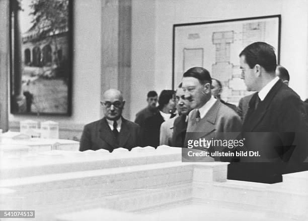 Politiker, NSDAP, D'Zweite Deutsche Architektur - undKunsthandwerk - Ausstellung' im Haus derDeutschen Kunst in München; Hitler beieiner...