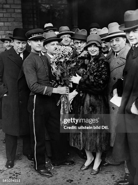 Brooks, Louise - Actress, Germany / USA - *14.11.1906-08.08.1985+ - receives a bouquet from a bellboy of the Hotel Eden in Berlin - published in 'Tempo', 15.10.1928 - 1928 Vintage property of ullstein bild Brooks, Louise - Actress, Germany / USA - *14.11.1906-08.08.1985+ - receives a bouquet from a bellboy of the Hotel Eden in Berlin - published in 'Tempo', 15.10.1928 - 1928 Vintage property of ullstein bild