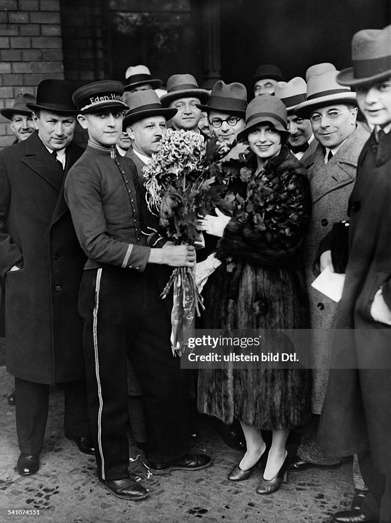 Brooks, Louise - Actress, Germany / USA - *14.11.1906-08.08.1985+ - receives a bouquet from a bellboy of the Hotel Eden in Berlin - published in 'Tempo', 15.10.1928 - 1928 Vintage property of ullstein bild