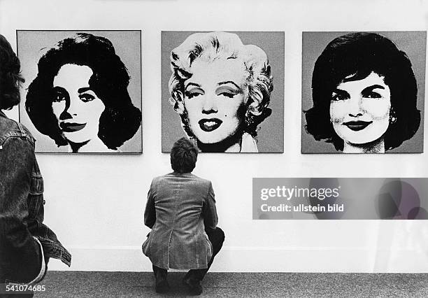 Andy Warhol*-+Artist , USAExhibition in Munich: visitors in front of his silkscreens of Liz Taylor, Marilyn Monroe, and Jackie Kennedy