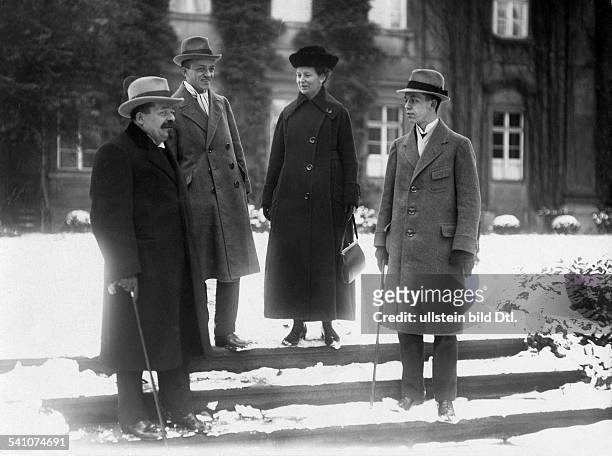 1925Politiker D SPDReichspräsident 1919 - 1925von links: Ebert, Sohn Friedrich, FrauLouise und Sohn Karl.um 1920Foto: Walter Gircke