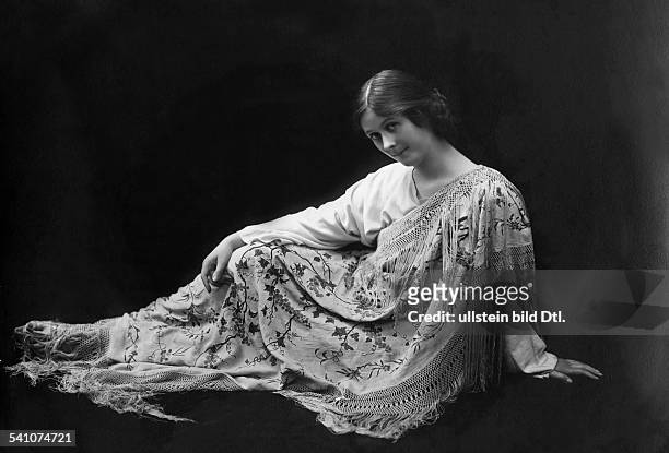 Isadora Duncan; dancer; USA - around 1905
