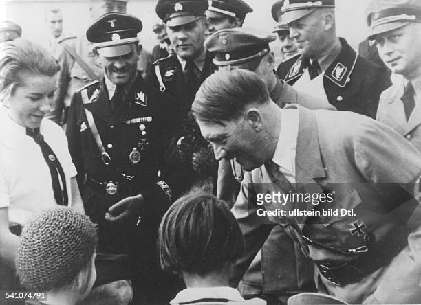 Politiker, NSDAP, D- begrüsst eine Gruppe von Kindern;zweiter von links: SS-ObergruppenführerJoseph Dietrich, zweiter vonrechts: Staatssekretär Dr....