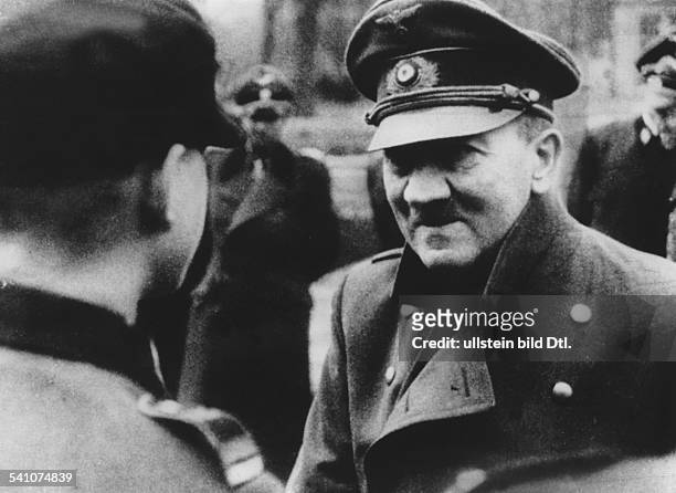 Politiker, NSDAP, D- im Garten der Reichskanzlei in Berlinim Gespräch mit einem Hitler-Jungen, derfür seine Tapferkeit mit dem EisernenKreuz...