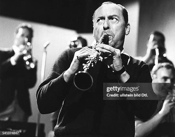 Woody Herman*-+Jazz musician , USAplaying the clarinet