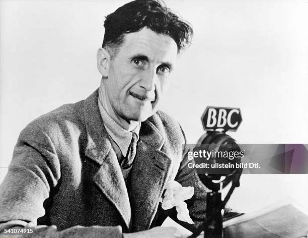 Schriftsteller, GrossbritannienPorträt vor einem Mikrofon der BBC