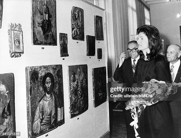 Onassis, Jacqueline *-+Journalistin, USAEhefrau von John F. KennedyEhefrau von Aristoteles Onassis- besichtigt Ikonen in Smyrni, dem Geburtsort von...